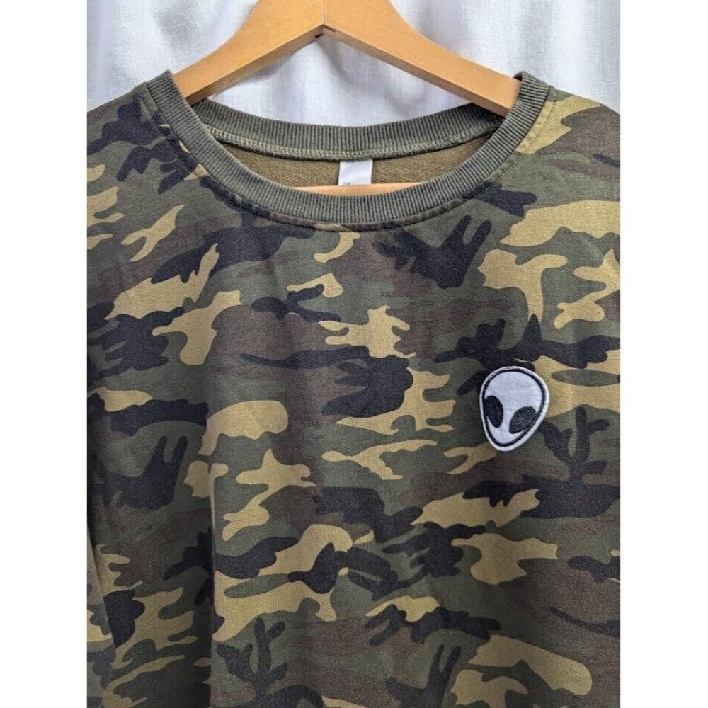 no brand women's large camo alien crew neck sweatshirt, weird, warm layer C12 - Picture 2 of 8